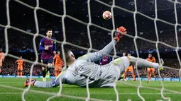 Megabintang Barcelona, Lionel Messi mencetak gol ke gawang Olympique Lyon dari titik penalti pada leg kedua 16 besar Liga Champions di Camp Nou, Rabu (13/3). Messi mencetak dua gol dan dua assist saat Barcelona menggilas Lyon 5-1. (AP/Manu Fernandez)