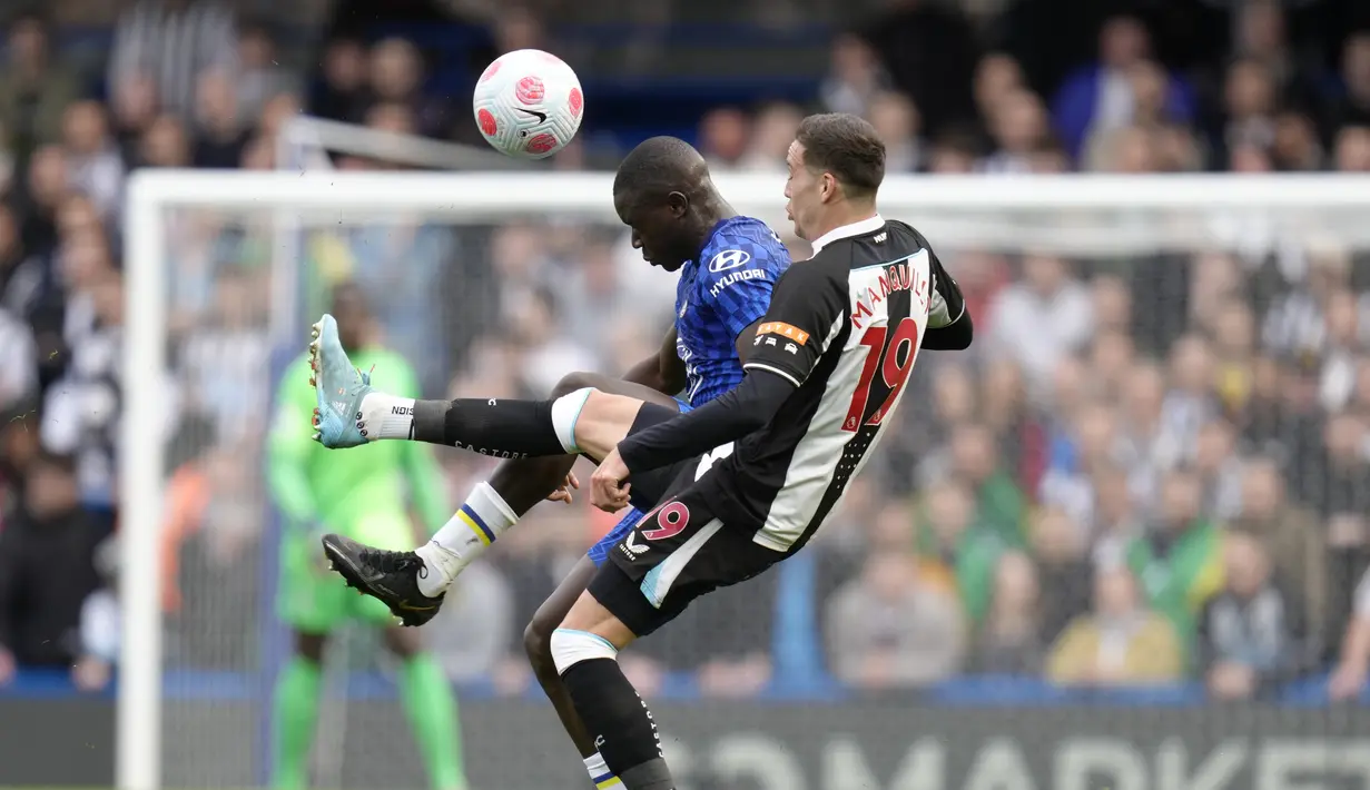 Bek Chelsea, Malang Sarr berebut bola dengan pemain Newcastle United, Javier Manquillo pada pertandingan lanjutan Liga Inggris di stadion Stamford Bridge di London, Minggu (13/3/2022). Chelsea menang tipis atas Newcastle 1-0. (AP Photo/Kirsty Wigglesworth)