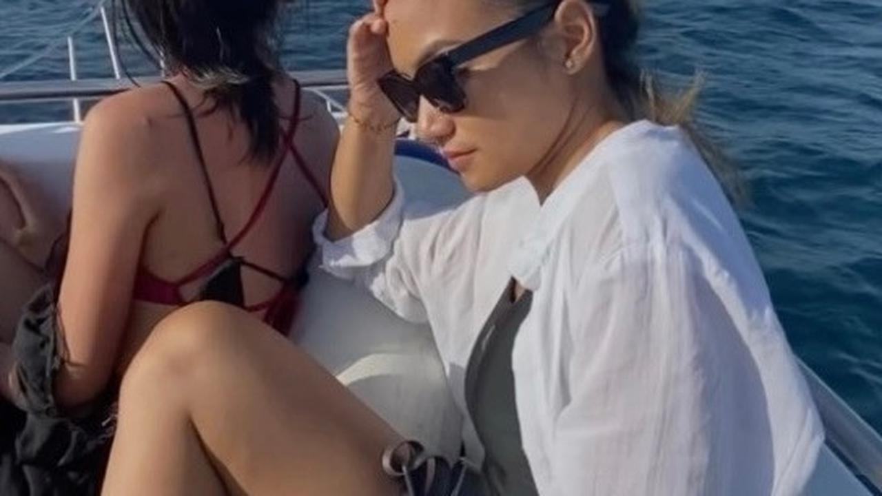 Mariana Putri diketahui memiliki hobi traveling. Ini potretnya saat menikmati lautan di atas kapal. Selain itu, ia juga hobi naik gunung.