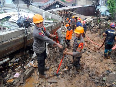 Tim SAR melakukan pencarian warga yang tertimbun longsor di Kampung Kebon Jahe, Kelurahan Kebon Kelapa, Kecamatan Bogor Tengah, Jawa Barat, Kamis (13/10/2022). Hingga jelang malam hari, Tim SAR mengalami kesulitan menemukan tiga warga yang hilang akibat lokasi longsor berada pada gang kecil sehingga pencarian dilakukan secara manual  ditambah kondisi cuaca hujan. (merdeka.com/Arie Basuki)