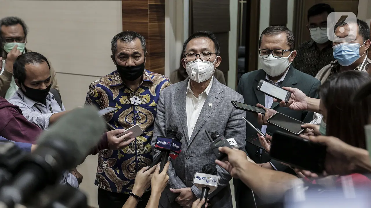 FOTO: MAKI Serahkan Salinan Surat Jalan Djoko Tjandra ke Komisi III DPR