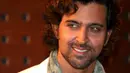 Aktor Bollywood Hrithik Roshan melakukan interaksi dengan para penggemarnya melalui media sosial. (Bintang/EPA)