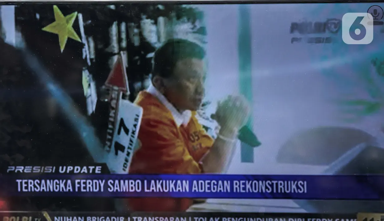 Sebuah layar monitor menayangkan reka adegan saat rekonstruksi kasus dugaan pembunuhan berencana Brigadir J di kawasan Duren Tiga, Jakarta, Selasa (30/8/2022). Awak media pun bisa menyaksikan jalannya rekonstruksi dan menyampikannya pada publik meski tak bisa mengikuti rekonstruksi itu secara langsung. (Liputan6.com/Faizal Fanani)