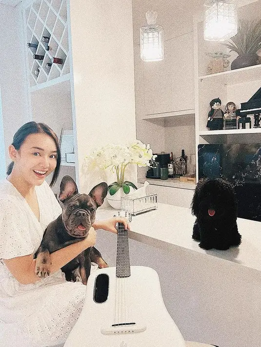 Gaya ponytail ini memang selalu jadi andalan. Namun Amanda Manopo menyisakan sedikit poni samping satu sisi.(instagram/amandamanopo)