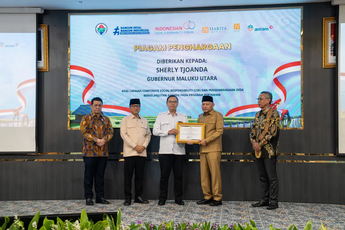 Wakil Gubernur Maluku Utara, Sarbin Sehe menerima penghargaan CSR dan PBD Awards 2026 pada program penguatan sektor pertanian berbasis desa dari Kemendes PDT, di Jakarta, Selasa (21/4/2026).