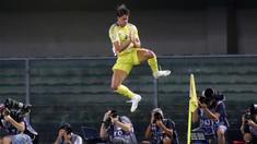 Pemain Juventus, Dusan Vlahovic, melakukan selebrasi setelah mencetak gol ke gawang Hellas Verona pada giornata ke-2 Liga Italia 2024/2025 di Stadion Marcantonio Bentegodi, Senin (26/8/2024). (Paola Garbuio/LaPresse via AP)