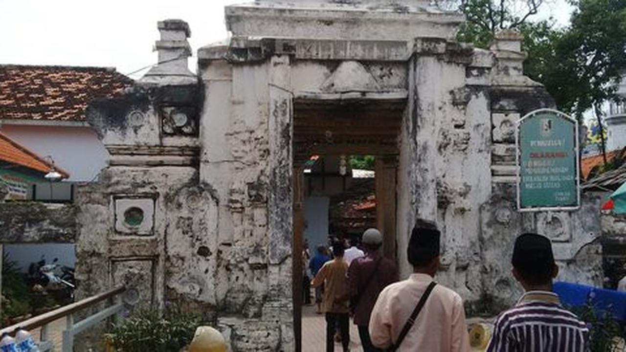 Sunan Bonang adu sakti dengan pendeta Syam pancarkan air Srumbung