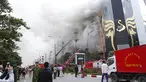 Kebakaran besar menghanguskan sebuah tempat karaoke di ibu kota Vietnam, Hanoi, Selasa (1/11). Kebakaran ini menyebabkan setidaknya 13 orang tewas dan melukai dua petugas polisi. (STR / AFP)