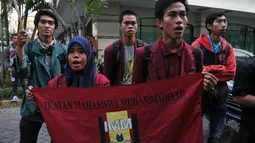 Dalam aksinya di kawasan Fatmawati, Jakarta, mahasiswa mengancam akan menyerbu rumah dan kantor Wimar dengan jumlah massa yang lebih banyak jika tuntutan mereka tidak dipenuhi, Jumat (20/6/14). (Liputan6.com/Johan Tallo)