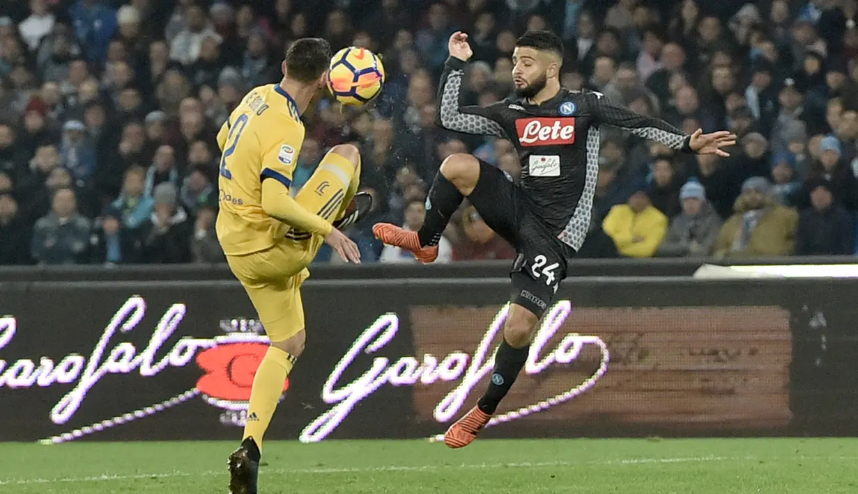 Pemain Napoli, Lorenzo Insigne (kanan) berebut bola dengan pemain pemain Juventus, Mattia De Sciglio pada lanjutan Serie A Italia di San Paolo stadium, Naples, (1/12/2017). Juventus menang 1-0 atas Napoli. (AFP/Tiziana Fabi)