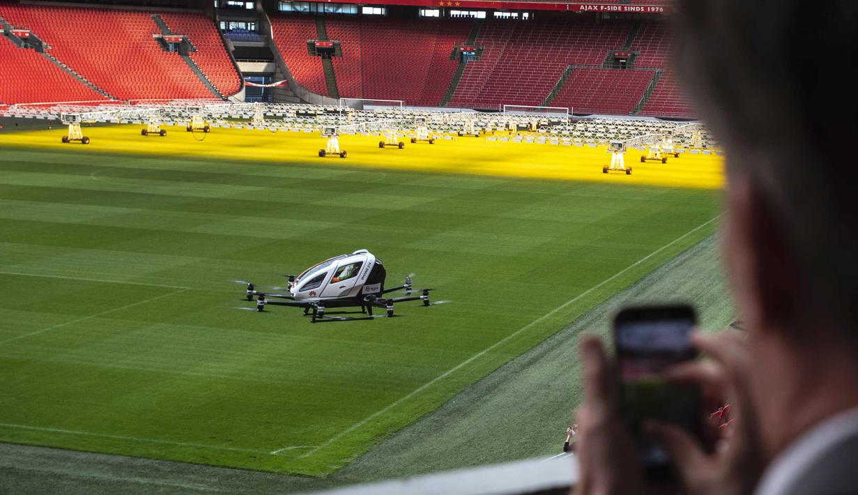 Sebuah taksi pesawat tak berawak saat uji coba di Amsterdam Arena, Belanda (16/4). Taksi pesawat tak berawak ini dapat membawa dua orang hingga 210 Kilogram dan memiliki bagasi kecil. (AFP Photo/ANP/Evert Elzinga)