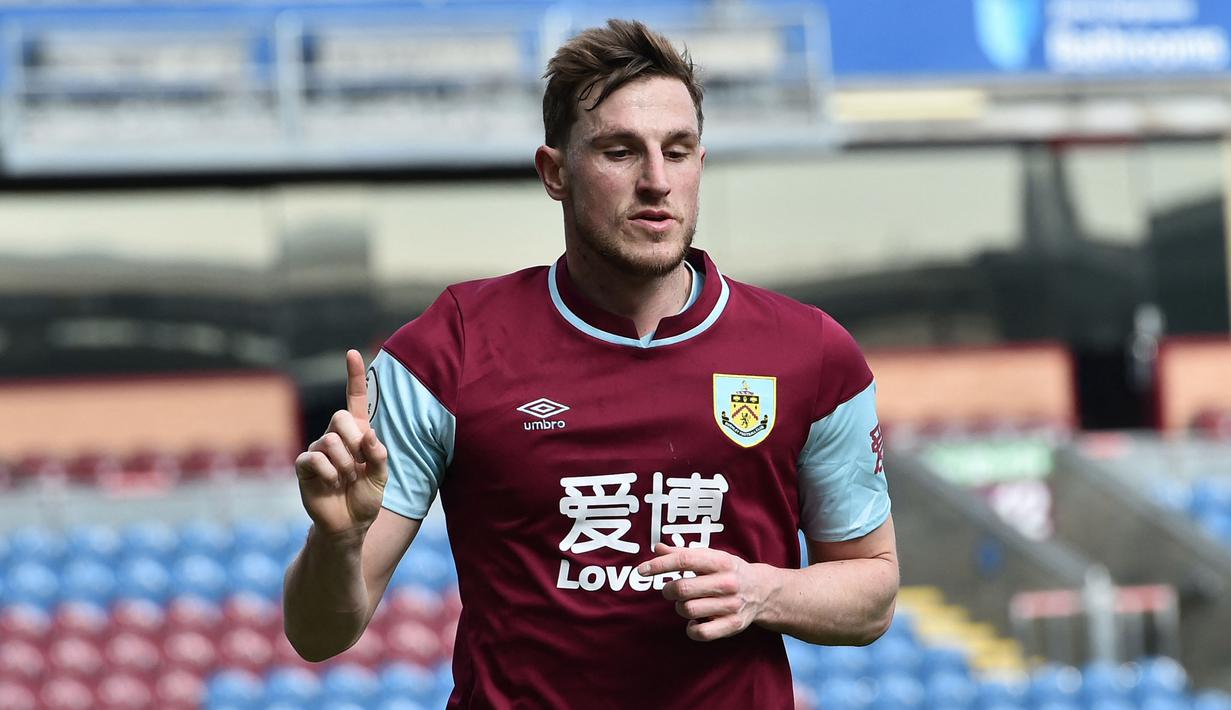 Pemain paling banyak terkena jebakan offside di Liga Inggris musim ini adalah Chris Wood. Penyerang Burnley tersebut tercatat sudah membukukan 13 kali offside hingga pekan ke-12. Selain itu, ia telah mengoleksi sebanyak 152 kali offside dalam lima tahunnya di Turf Moor. (AFP/Peter Powell)