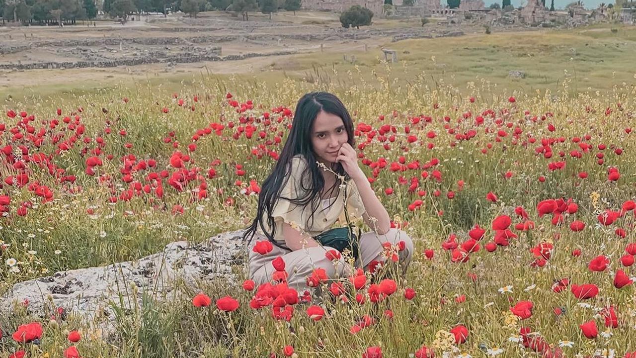 6 Potret Adila Fitri saat Liburan di Malang dan Banyuwangi