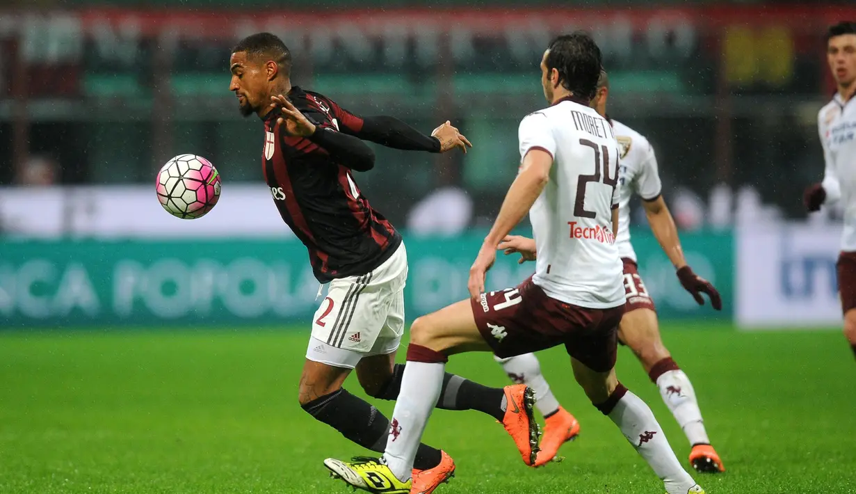 Pemain AC Milan, Kevin Prince Boateng, berusaha melewati hadangan pemain Torino pada laga lanjutan Serie A Italia di Stadion San Siro, Minggu (28/2/2016) dini hari WIB. (EPA/Daniele Mascolo)