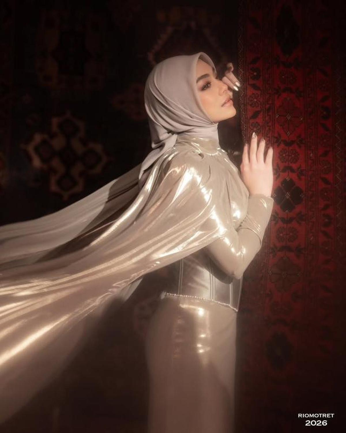 8 Potret Celine Evangelista Pakai Gaun Cape Elegan, Tampil Anggun dalam Balutan Hijab yang Menawan