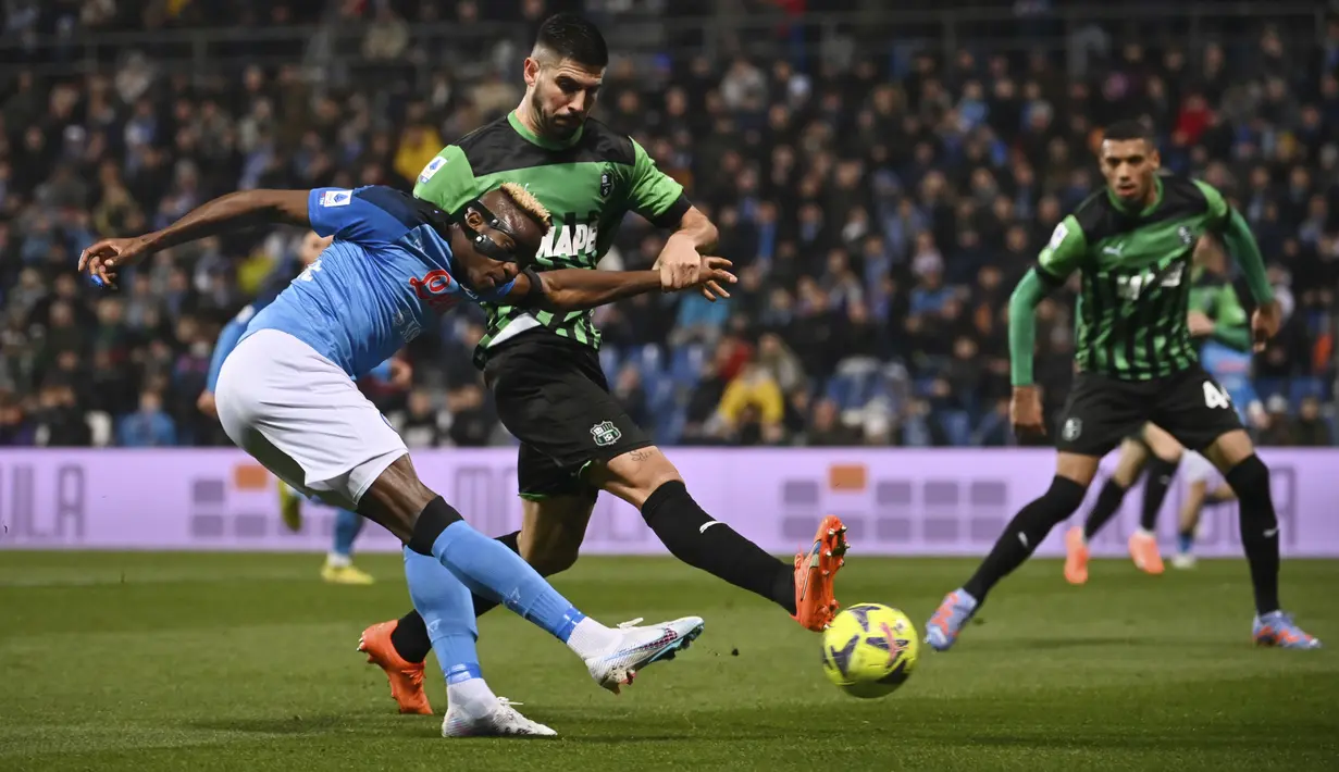 <p>Penyerang Napoli, Victor Osimhen menendang bola saat mencetak gol ke gawang Sassuolo pada pertandigan lanjutan Liga Serie A Italia di Stadion Mapei di Reggio Emilia, Italia, Sabtu (17/2/2023). Berkat kemenangan ini, Napoli semakin kokoh di puncak klasemen Liga Italia dengan 62 poin dari 23 laga. (Massimo Paolone/LaPresse via AP)</p>