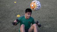 Gelandang Timnas Indonesia U-16, Rendy Juliansyah, pendinginan usai melawan Kabomania U-17 pada laga uji coba di Stadion Atang Sutresna, Jakarta Timur, Jumat (8/9/2017). Timnas U-16 menang 6-1 atas Kabomania U-17. (Bola.com/Vitalis Yogi Trisna)