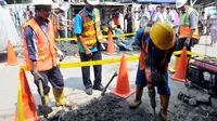 Petugas Palyja bersama mitra kerja PAM Jaya sedang menggali tanah yang diduga terdapat pipa ilegal, Jakarta, Rabu (4/6/2014) (Liputan6.com/Johan Tallo) 