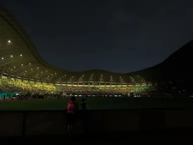 Suasana stadion Patriot Candrabhaga setelah lampu padam pada menit ke-15 saat laga uji coba antara Persija Jakarta melawan Ratchaburi FC, Minggu (25/6/2023) malam WIB. (Bola.com/M Iqbal Ichsan)