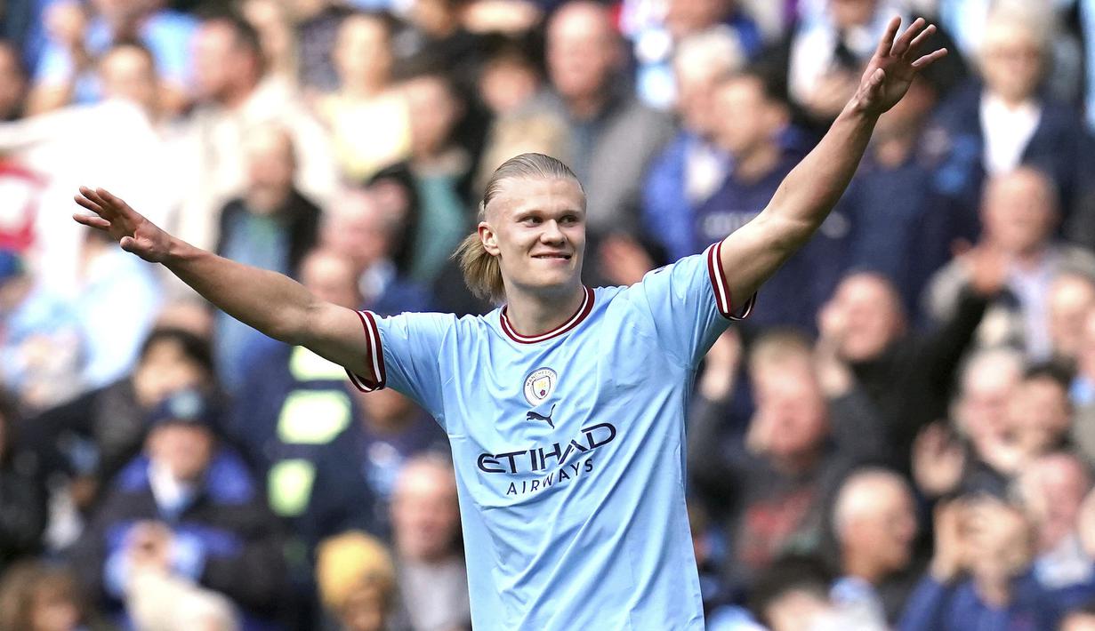 Pemain Manchester City, Erling Haaland, melakukan selebrasi setelah mencetak gol ke gawang Leicester City pada pekan ke-31 Premier League 2022/2023 di Stadion Etihad, Sabtu (15/4/2023). Man City menang 3-1 atas Leicester City. (Nick Potts/PA via AP)