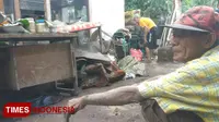 Mbah Badri, korban banjir bandang di Desa Alasmalang, Banyuwangi. (Rizki Alfian/TIMES Indonesia)