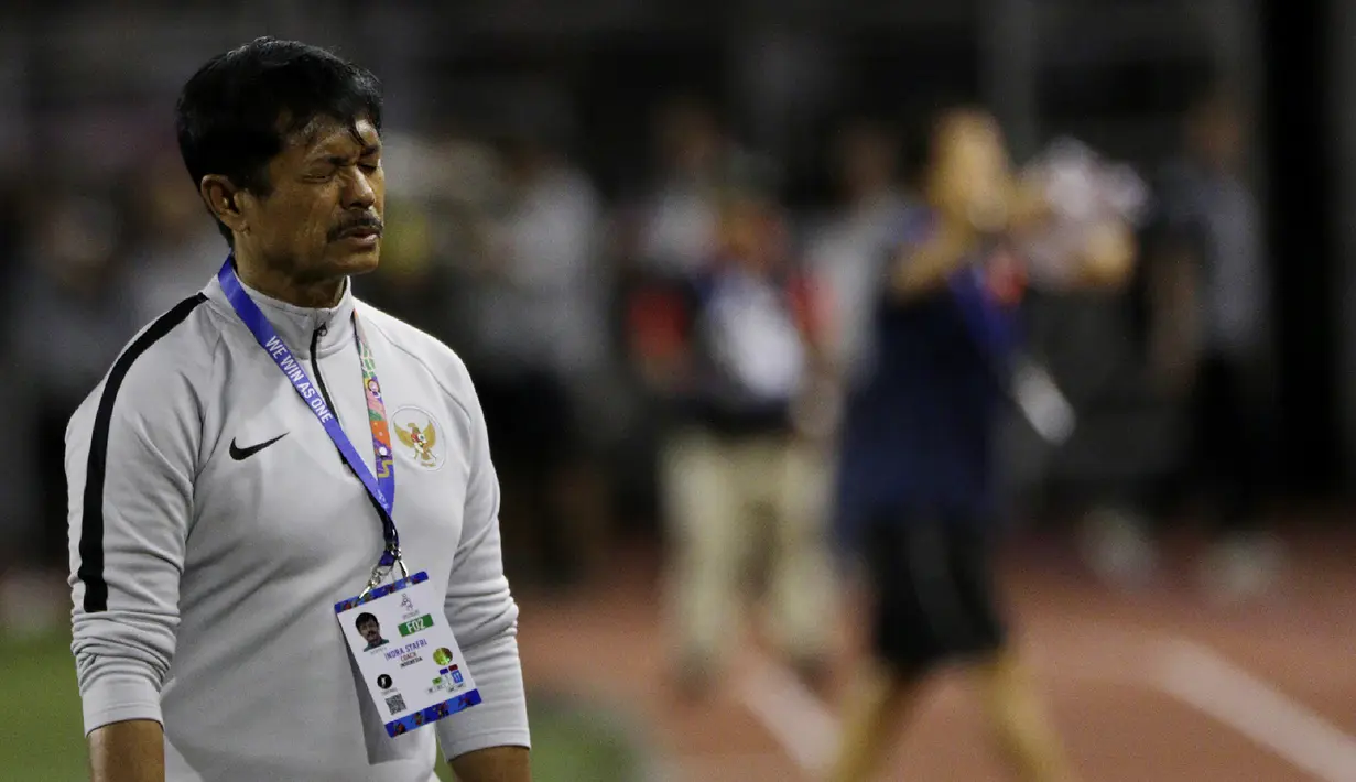 Pelatih Timnas Indonesia U-22, Indra Sjafri, tampak kecewa usai dikalahkan Vietnam U-22 pada laga final SEA Games 2019 di Stadion Rizal Memorial, Manila, Selasa (10/12). Indonesia kalah 0-3 dari Vietnam. (Bola.com/M Iqbal Ichsan)