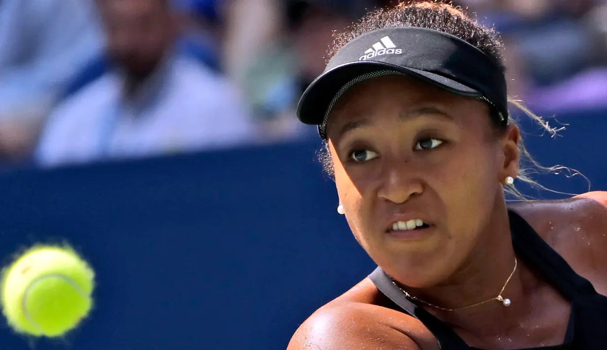 Petenis Jepang, Naomi Osaka melakukan servis bola saat melawan Aryna Sabalenka (Belarus) dalam laga putaran keempat turnamen Grand Slam AS Terbuka di New York, Senin (3/9). Osaka melaju ke perempat final berkat kemenangan 6-3, 2-6, 6-4 (AP/Andres Kudacki)
