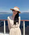 Dalam unggahan tersebut, Song Hye Kyo memperlihatkan keseimbangan sempurna antara bekerja dan berlibur. Latar laut biru yang tenang, dek kapal yang mewah, hingga suasana santai di bawah sinar matahari menjadi pelengkap sempurna bagi penampilannya yang effortless namun tetap sophisticated. [Dok/@kyo1122].