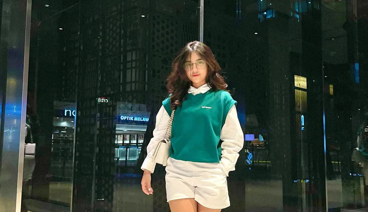 Bagi penggemar boots, sama seperti Ziva Magnolya, gaya dengan sepatu bot memberi pernyataan mau apa pun pilihan baju kita baik kasual atau formal. (Foto: Instagram @zivamagnolya)