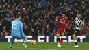 Aksi Mohamed Salah saat mebobol gawang Newcastle pada lanjutan Premier League di Anfield, Liverpool, (3/3/2018). Liverpool menang 2-0. (Anthony Devlin/PA via AP)