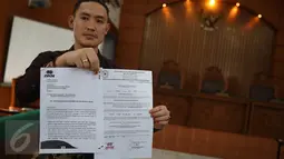 Tim pengacara mantan anggota Komisi II DPR, Miryam S Haryani menunjukkan surat panggilan sidang permohonan praperadilan untuk KPK di PN Jakarta Selatan, Senin (8/5). Sidang perdana praperadilan Miryam ditunda pekan depan. (Liputan6.com/Immanuel Antonius)