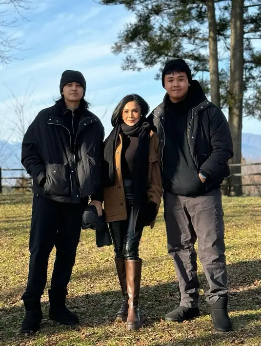 Yuni Shara memadukan baju hangat dengan celana panjang dan boots [Instagram/yunishara36]