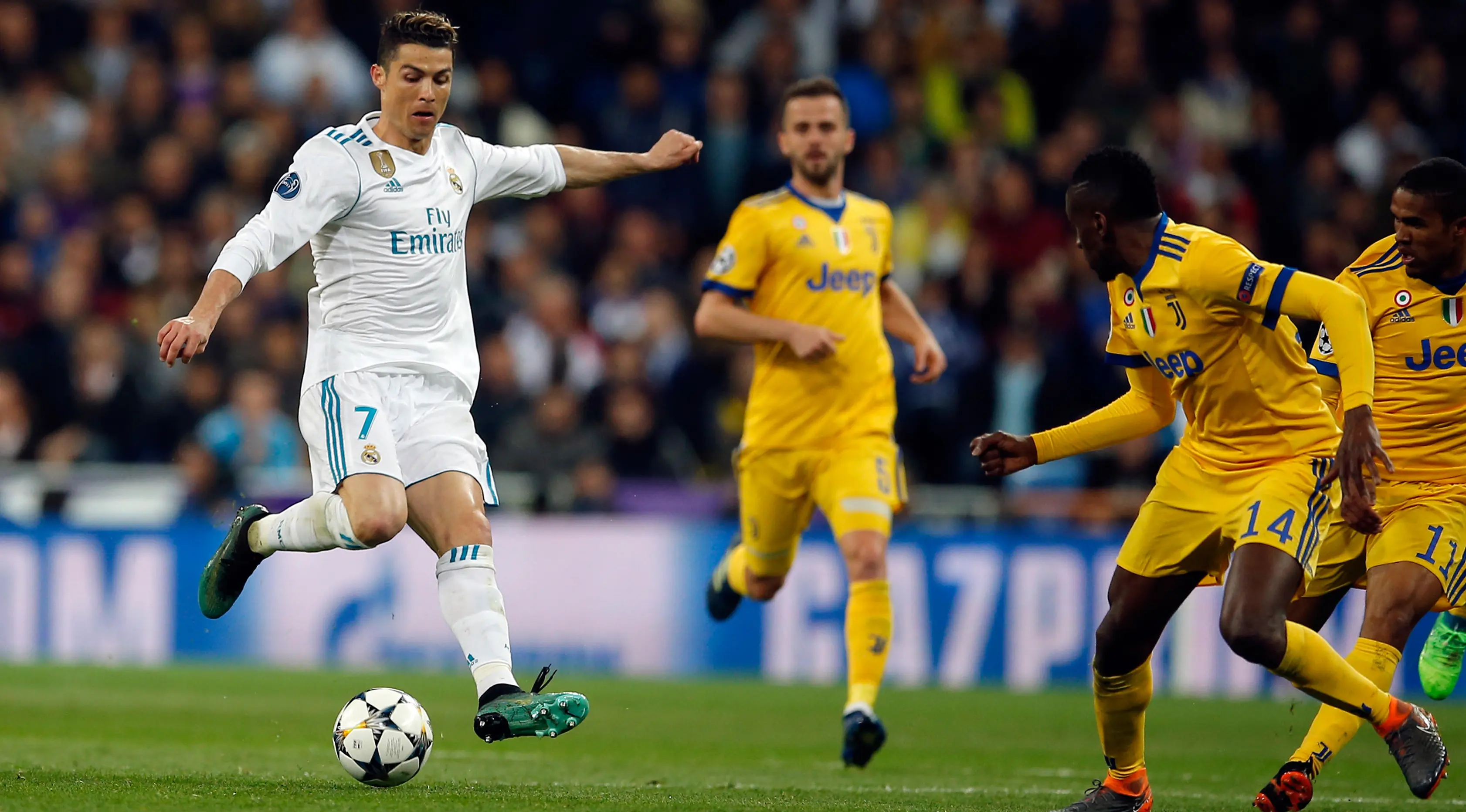 Pemain Real Madrid, Cristiano Ronaldo menendang bola dengan dibayangi pemain Juventus pada leg kedua babak perempat final Liga Champions di Santiago Bernabeu, Rabu (11/4) (AP/Paul White)