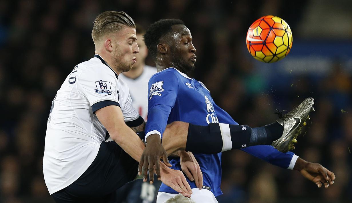 Pemain Everton, Romelu Lukaku berebut bola dengan pemain Tottenham, Toby Alderweireld pada lanjutan Liga Premier Inggris di Stadion Goodison Park, Liverpool, Senin(4/1/2016) dini hari WIB. (Reuters/Andrew Yates)