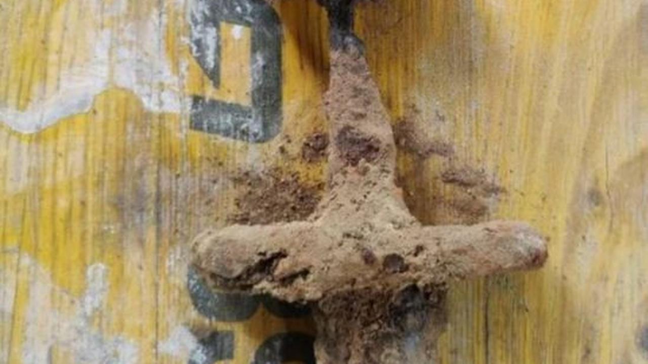 Dalam proses renovasi rumah, Oddbjørn Holum Heiland dan istrinya Anne  memperhatikan ada hal aneh terkubur di tanah. Tampaknya seperti sebuah pedang dan setelah diteliti memang benar benda itu pedang.