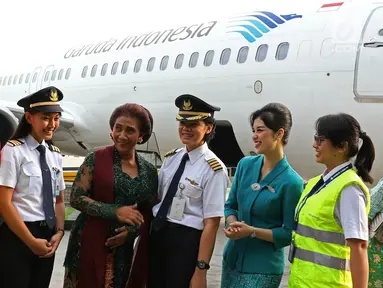 Menteri Kelautan dan Perikanan Susi Pudjiastuti (tengah) berbincang dengan pilot dan sejumlah kru sebelum mengikuti Kartini Flight GA 204 rute Jakarta - Yogyakarta di Bandara Soetta, Tangerang, Banten, Sabtu (21/4). (Liputan6.com/Immanuel Antonius)