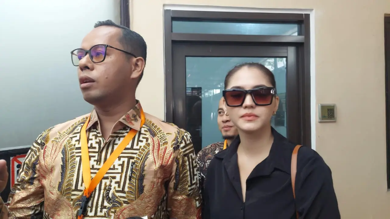 Juliette Angela bersama pengacaranya di Pengadilan Negeri Jakarta Selatan, Selasa (16/7/2024).