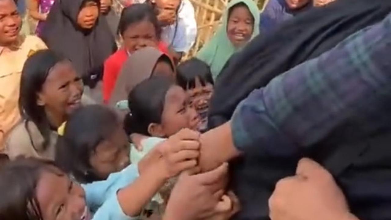 Viral Momen Dramatis Perpisahan Mahasiswa KKN dengan Warga Setempat, Diwarnai Aksi Saling Tarik hingga Isak Tangis