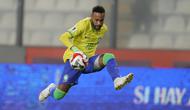 Pemain Brasil, Neymar, mengontrol bola saat melawan Peru  pada laga kualifikasi Piala Dunia 2026 zona CONMEBOL, Rabu, (13/9/2023). Tim Samba menang dengan skor tipis 1-0. (AP Photo/Martin Mejia)