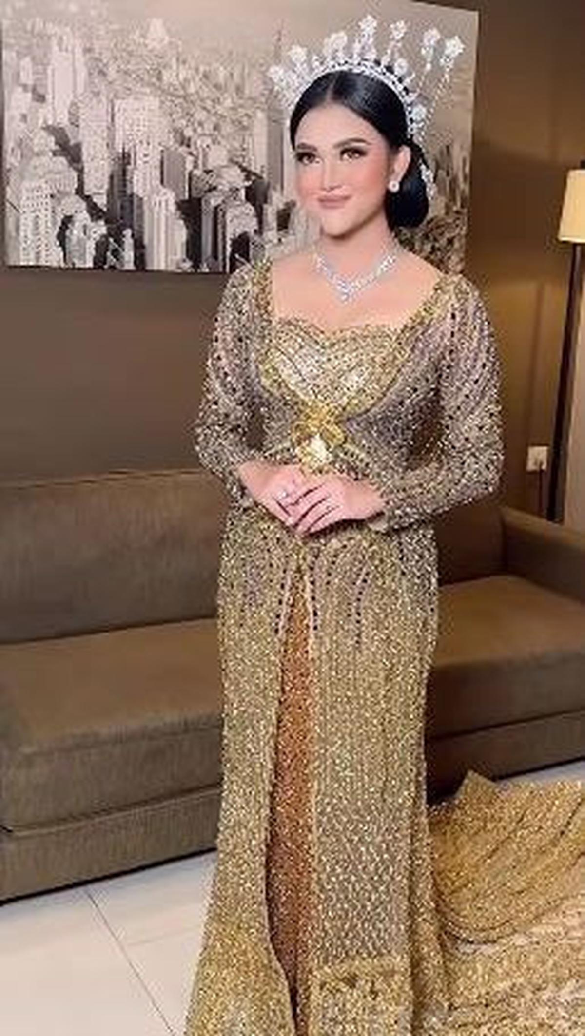 Begini anggunnya Natasya Regina saat resepsi. Natasya tampil menawan dengan mahkota di kepalanya dan gaun yang apik.