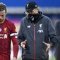 Pelatih Liverpool, Jurgen Klopp berbincang dengan Jordan Henderson saat pertandingan melawan Everton pada laga Premier League di Stadion Goodison Park, Minggu (21/6/2020). Laga Derbi Merseyside edisi ke-236 itu berakhir 0-0. (AP/Peter Powell)