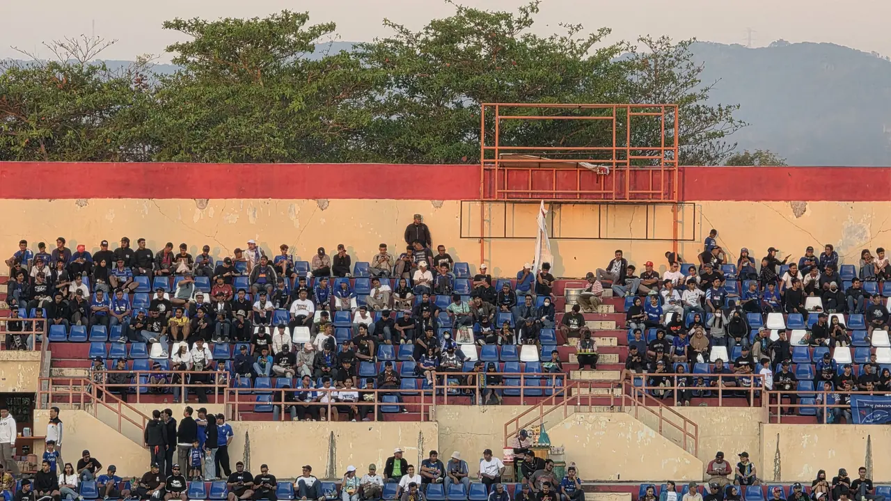 Antusiasme suporter saat menyaksikan pertandingan PSIM Yogyakarta