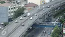 Pengendara sepeda motor nekat melintasi JLNT Casablanca, Jakarta, Jumat (7/4). Karena memang JLNT ini tidak didesain untuk pengendara sepeda motor dan mengancam keselamatan karena terpaan angin yang kencang. (Liputan6.com/Faizal Fanani)