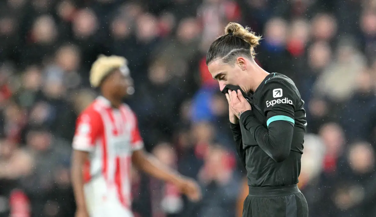 Rentetan kemenangan Liverpool di Liga Champions 2024/2025 akhirnya terhenti di markas PSV Eindhoven pada Matchday kedelapan Liga Champions di Phillips Stadium, Kamis (30/1/2025) dini hari WIB. (AFP/Nicolas Tucat)