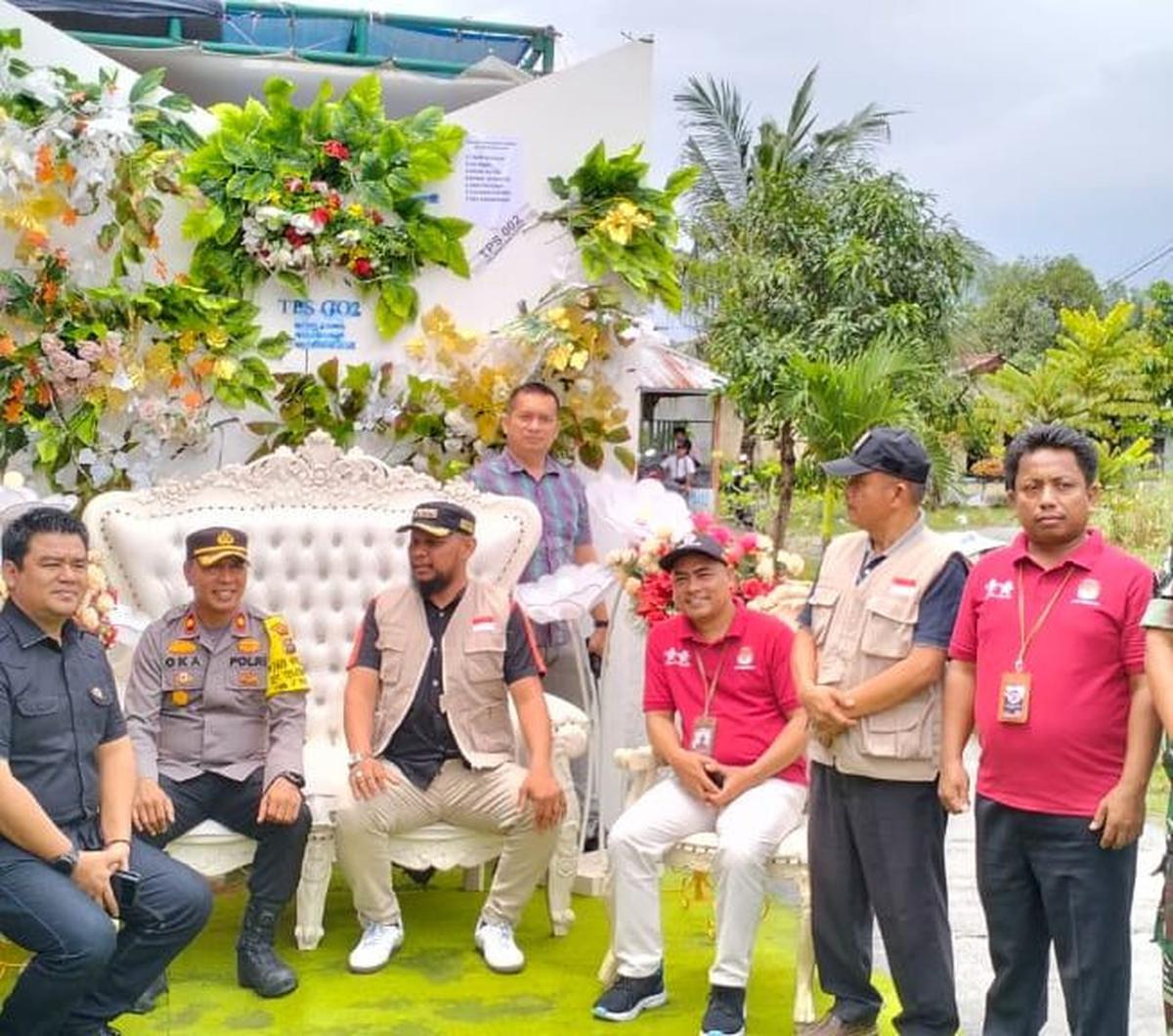 "Di TPS 02 ini terlihat unik layaknya sebuah acara pesta pengantin. Petugasnya berbusana seperti penerima tamu undangan, ada juga pelaminannya," ujar Kompol Bery.<br><br>