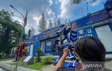 Unik! Polres Cirebon Kota Hadirkan Pos Robot Hibur Pemudik di Tol Palikanci