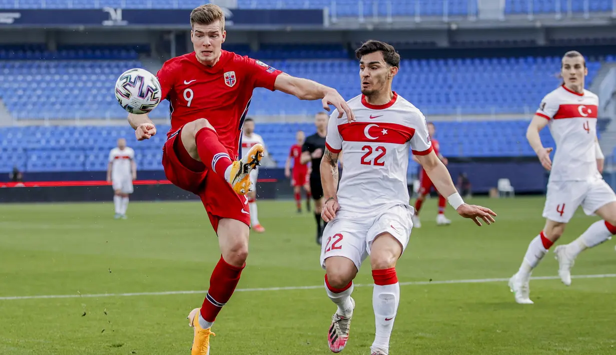 Penyerang Norwegia, Alexander Sorloth mengontrol bola dari kawalan pemain Turki, Kaan Ayhan pada lanjutan Kualifikasi Piala Dunia 2022 zona Eropa Grup G di stadion La Rosaleda di Malaga, Spanyol, Minggu (28/3/2021). Turki menang telak atas Norwegia 3-0. (AP Photo/Fermin Rodriguez)
