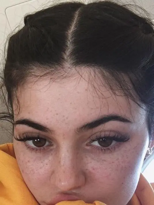 Namun kali ini, Kylie Jenner mengunggah foto selfie dirinya tanpa balutan makeup tebal. Ia memamerkan wajahnya didepan kamera dan penuh dengan freckles (bintik-bintik). (Instagram)