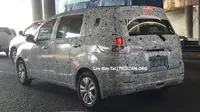 Suzuki Ertiga terpantau uji jalan di Malaysia, MPV  asal Cikarang ini akan menggunakan emblem Proton. 