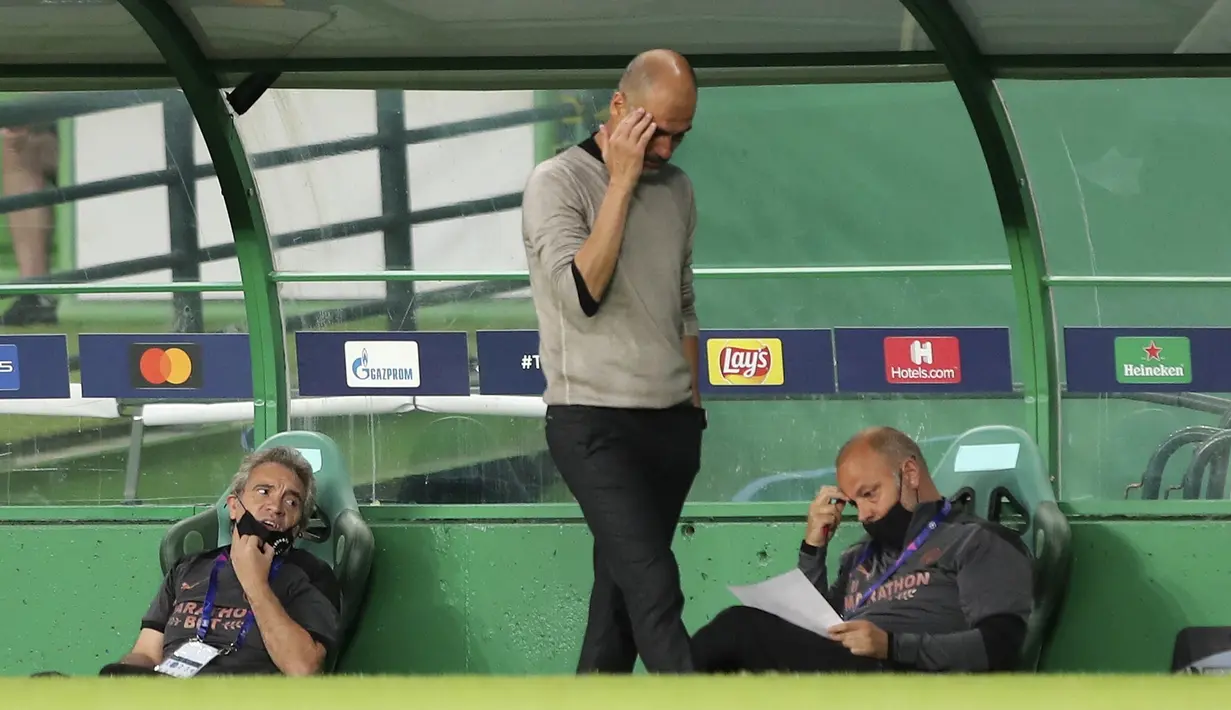 Reaksi pelatih Manchester City Pep Guardiola saat timnya menghadapi Lyon pada perempat final Liga Champions di Stadion Jose Alvalade, Lisbon, Portugal, Sabtu (15/8/2020). Lyon mengalahkan Manchester City 3-1. (Miguel A. Lopes/Pool via AP)